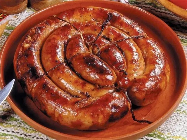 How to cook homemade pork sausage in the gut in the oven