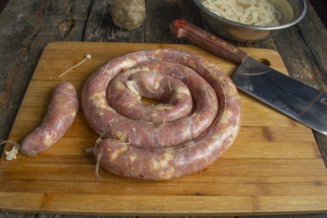 How to cook homemade pork sausage in the gut in the oven