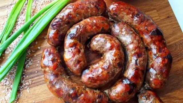 How to cook homemade pork sausage in the gut in the oven