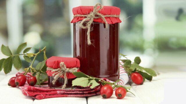 How to cook jam from leaves, rose hips