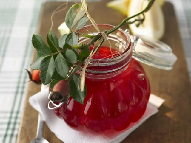 How to cook jam from leaves, rose hips