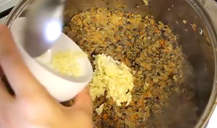 How to cook mushroom caviar from mushrooms with garlic