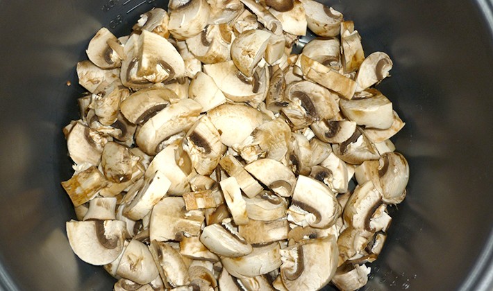 How to cook mushrooms in a slow cooker: recipes with photos