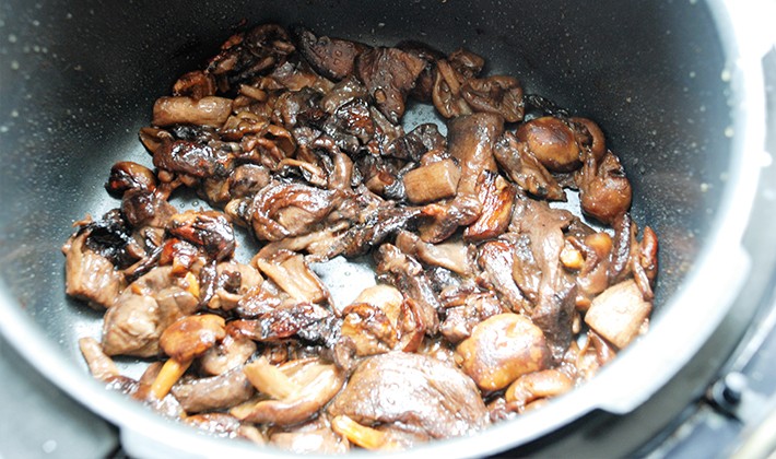 How to cook mushrooms in a slow cooker: recipes with photos