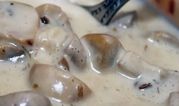 How to cook mushrooms in sour cream sauce