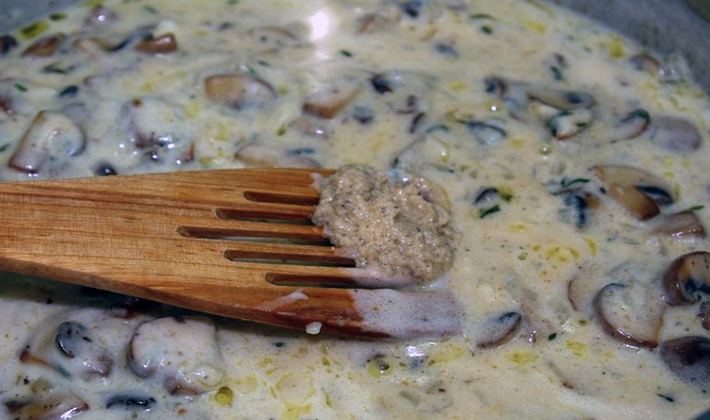 How to cook mushrooms in sour cream sauce