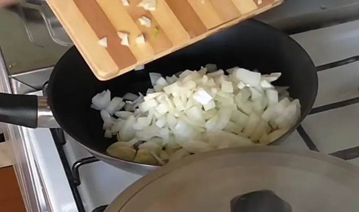 How to cook mushrooms in sour cream sauce