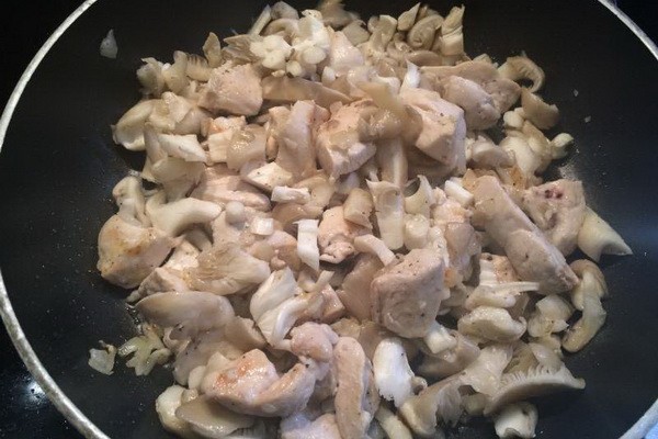 How to cook oyster mushrooms with sour cream: step by step recipes