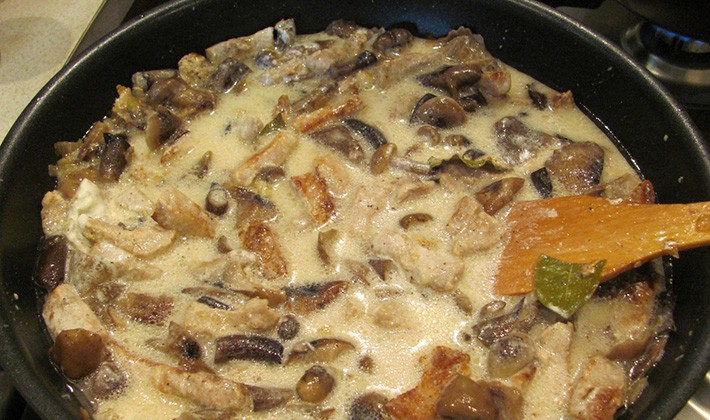 How to cook potatoes with mushrooms in sour cream