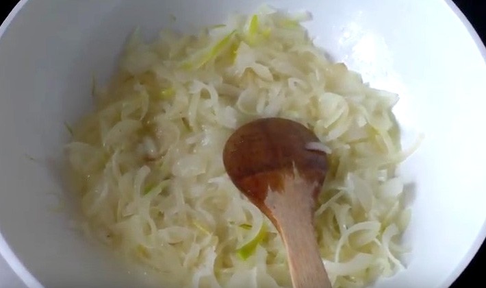 How to cook potatoes with mushrooms in sour cream