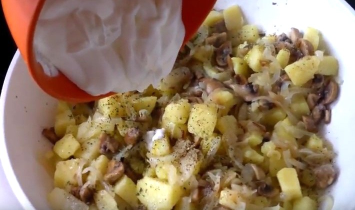 How to cook potatoes with mushrooms in sour cream