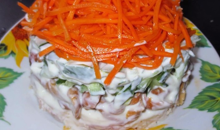 How to cook salads with champignons and carrots