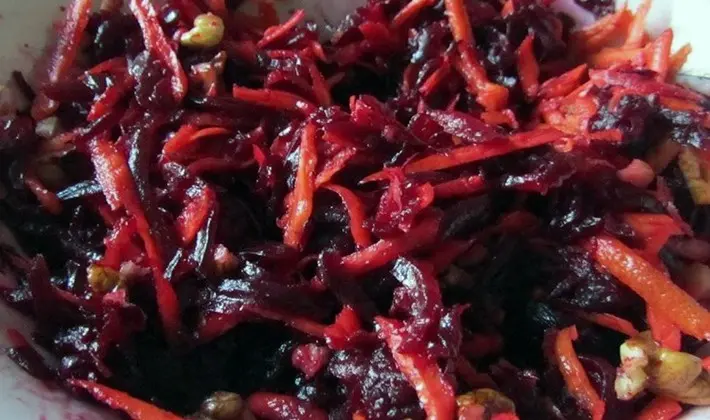 How to cook salads with champignons and carrots