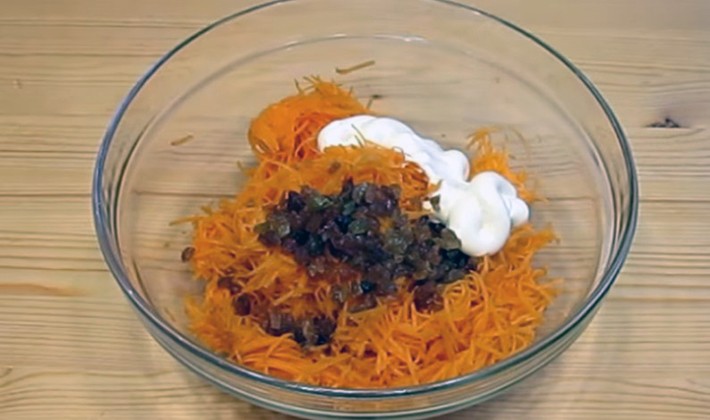 How to cook salads with champignons and carrots