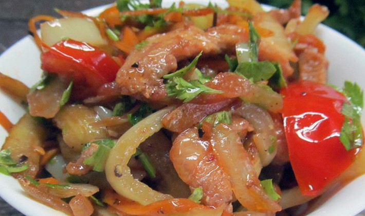 How to cook salads with champignons and carrots