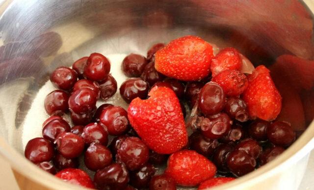 How to cook strawberry compote from frozen strawberries