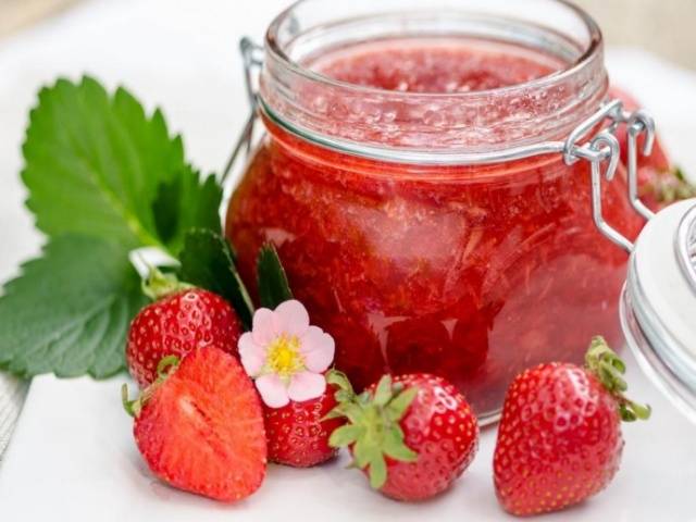 How to cook strawberry jam in a slow cooker