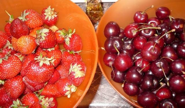 How to cook strawberry jam in a slow cooker