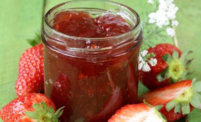 How to cook strawberry jam in a slow cooker