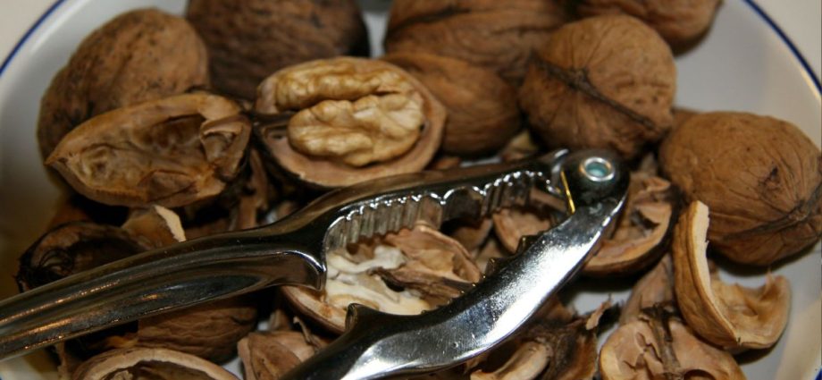 How to crack a walnut at home without damaging the kernel