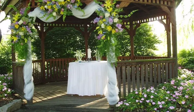 How to decorate a gazebo for a birthday and a wedding: decoration options and a beautiful decoration of the pavilion with your own hands