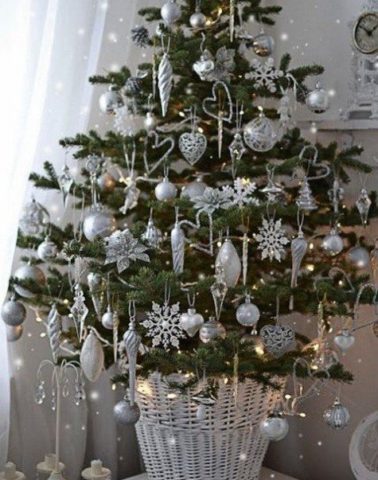 How to decorate a live Christmas tree in 2022: photos, ideas, options, tips