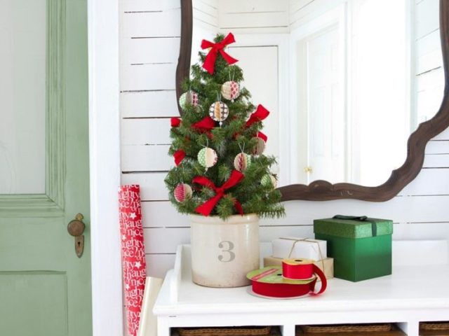 How to decorate a small Christmas tree: photos, ideas and tips