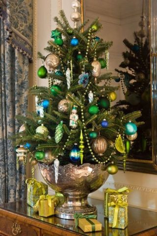 How to decorate a small Christmas tree: photos, ideas and tips