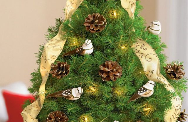 How to decorate a small Christmas tree: photos, ideas and tips