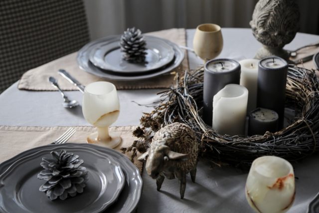 How to decorate the New Years table with your own hands: photos, design and serving ideas