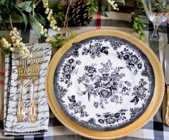 How to decorate the New Years table with your own hands: photos, design and serving ideas