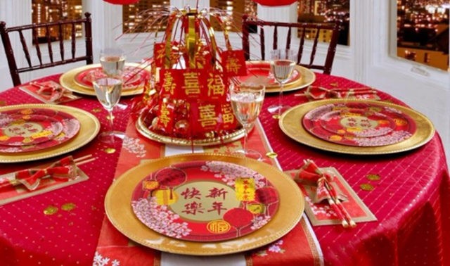 How to decorate the New Years table with your own hands: photos, design and serving ideas