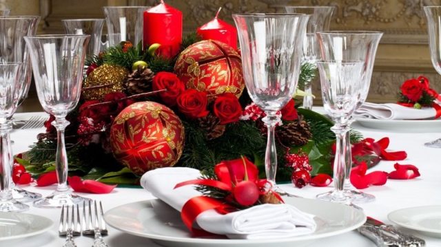 How to decorate the New Years table with your own hands: photos, design and serving ideas