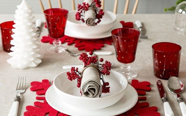 How to decorate the New Years table with your own hands: photos, design and serving ideas