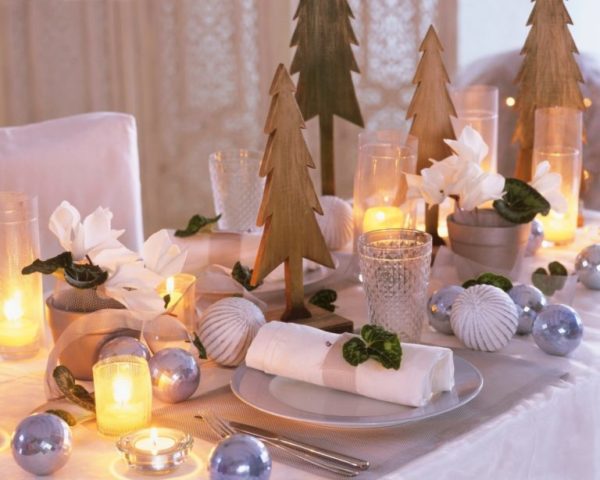 How to decorate the New Years table with your own hands: photos, design and serving ideas