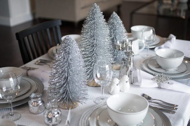 How to decorate the New Years table with your own hands: photos, design and serving ideas