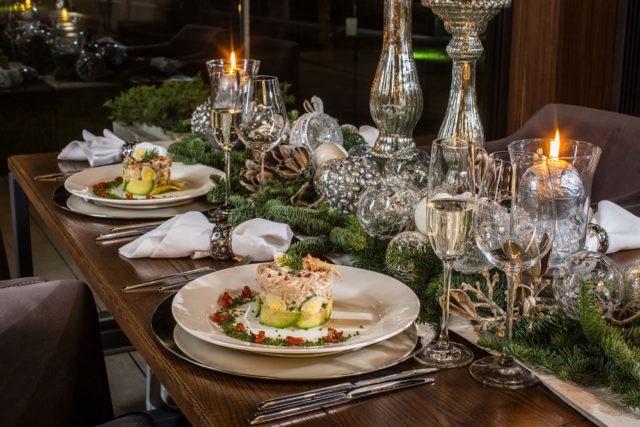 How to decorate the New Years table with your own hands: photos, design and serving ideas