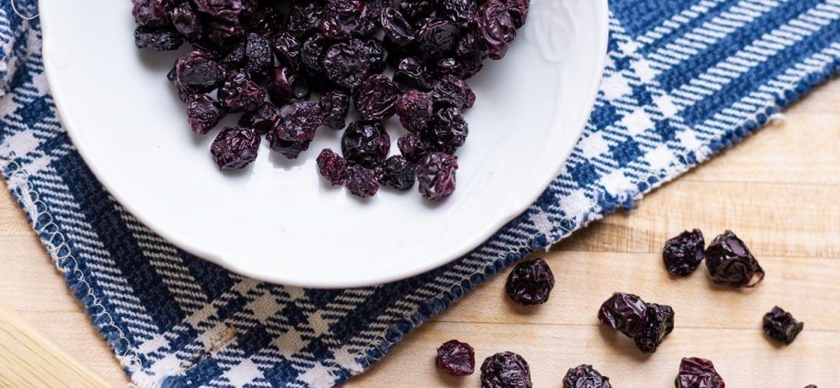 How to dry blueberries