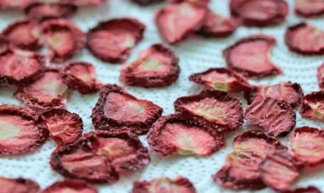 How to dry, wither strawberries at home
