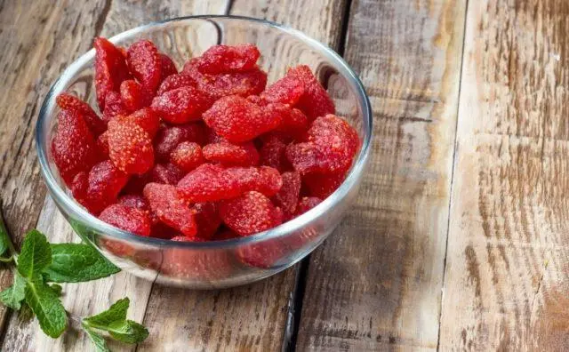 How to dry, wither strawberries at home