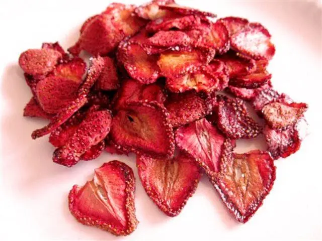 How to dry, wither strawberries at home