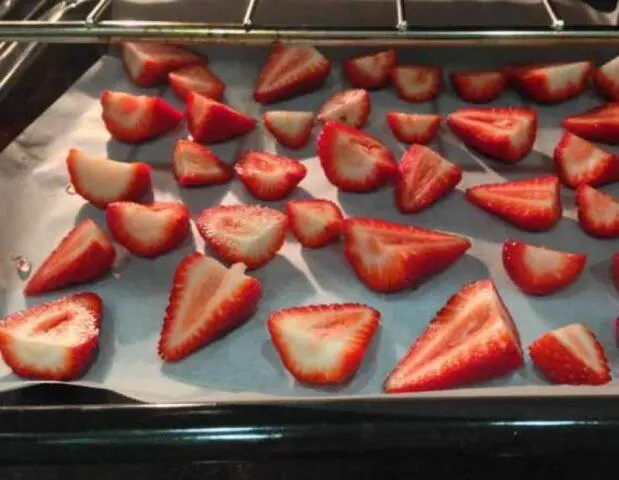 How to dry, wither strawberries at home