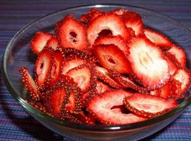 How to dry, wither strawberries at home