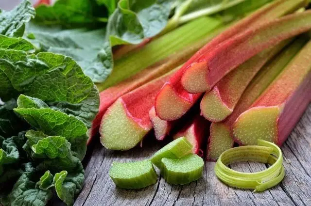 How to eat rhubarb: leaves and stalks