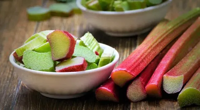 How to eat rhubarb: leaves and stalks