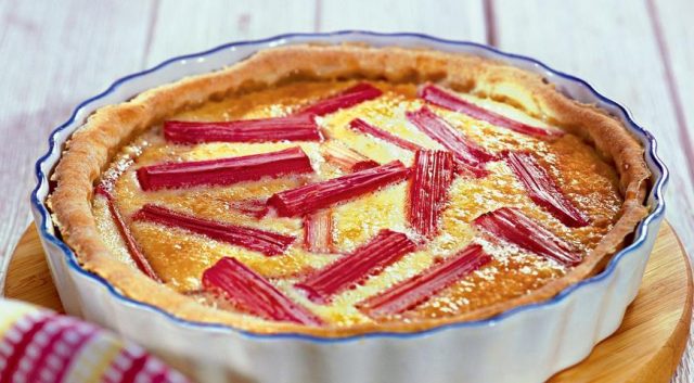 How to eat rhubarb: leaves and stalks