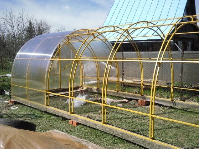 How to fix a polycarbonate greenhouse to the ground: instructions