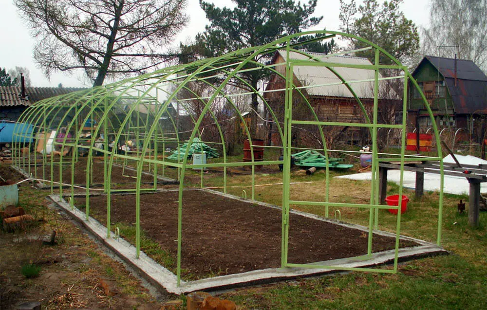 How to fix a polycarbonate greenhouse to the ground: instructions