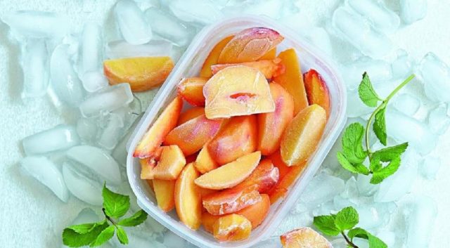 How to freeze fresh peaches for the winter