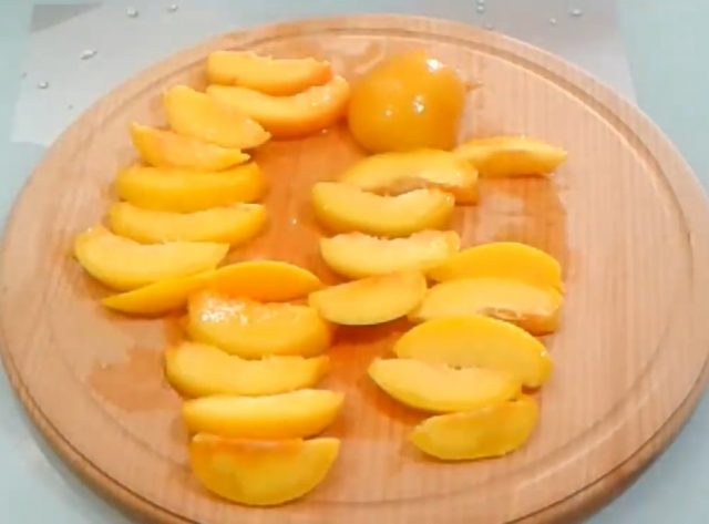 How to freeze fresh peaches for the winter